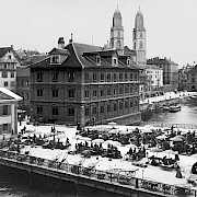 Die Rathausbrücke (Gemüsebrücke) mit Marktständen. (Aufnahme um 1900, Baugeschichtliches Archiv Zürich)