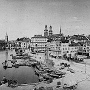 Die Schifflände in Zürich am Ende des 19. Jahrhunderts als wichtiger Umschlagplatz für Waren des täglichen Nahverkehrs und des internationalen Nord-Süd-Transits. Aufnahme 1871.
(Foto Baugeschichtliches Archiv Zürich)