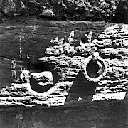 Eisenring zum Festmachen von Schiffen an der Ufermauer aus dem 16. Jahrhundert vor dem Zunfthaus zur Zimmerleuten. (Foto Stadtarchäologie)
