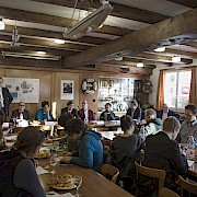 Stadtrat Martin Waser erklärt seine Liebe zum Hafenkran. Mit am Rednertisch v.l.n.r. der ehemalige Botschafter Philippe Welti, Zunftmeister Peter Neuenschwander, Isabelle Vonlanthen vom Literaturhaus Zürich, Florian von Meiss, Initiant der Freunde Zürich Maritim, Peter Rothenhäusler, Präsident Quartierverein 1 rechts der Limmat, Ines Florin, OK Hafenfest, Jean Pierre Kuhn, Geschäftsführer Modissa und Jan Morgenthaler. Foto: © Karin Hofer, karin_hofer@gmx.ch