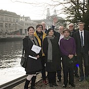 Sie warten gespannt auf die Freilegung des Hafenkrans am gegenüberliegenden Limmatufer. 
V.l.n.r. Ines Florin, Musikerin und Chefin des OK Hafenfest, Isabelle Vonlanthen Programmgestaltung Literaturhaus Zürich, Peter Rothenhäusler, Präsident Quartierverein 1 rechts der Limmat, Barbara Roth, Jan Morgenthaler und Martin Senn vom Künstlerteam Zürich Transit Maritim, der ehemalige Botschafter Philippe Welti, Stadtrat Martin Waser, Jean Pierre Kuhn, Geschäftsführer Modissa und Florian von Meiss, Initiant der Freunde Zürich Maritim. Foto: © Karin Hofer, karin_hofer@gmx.ch