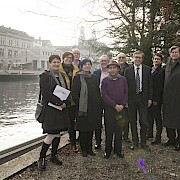 Im Frühling 2014 ist es soweit – pünktlich zum Zürcher Sechseläuten kommt der Kran.
V.l.n.r. Ines Florin, Musikerin und Chefin des OK Hafenfest, Isabelle Vonlanthen Programmgestaltung Literaturhaus Zürich, Peter Rothenhäusler, Präsident Quartierverein 1 rechts der Limmat, Barbara Roth, Jan Morgenthaler und Martin Senn vom Künstlerteam Zürich Transit Maritim, der ehemalige Botschafter Philippe Welti, Stadtrat Martin Waser, Jean Pierre Kuhn, Geschäftsführer Modissa und Florian von Meiss, Initiant der Freunde Zürich Maritim. Foto: © Karin Hofer, karin_hofer@gmx.ch